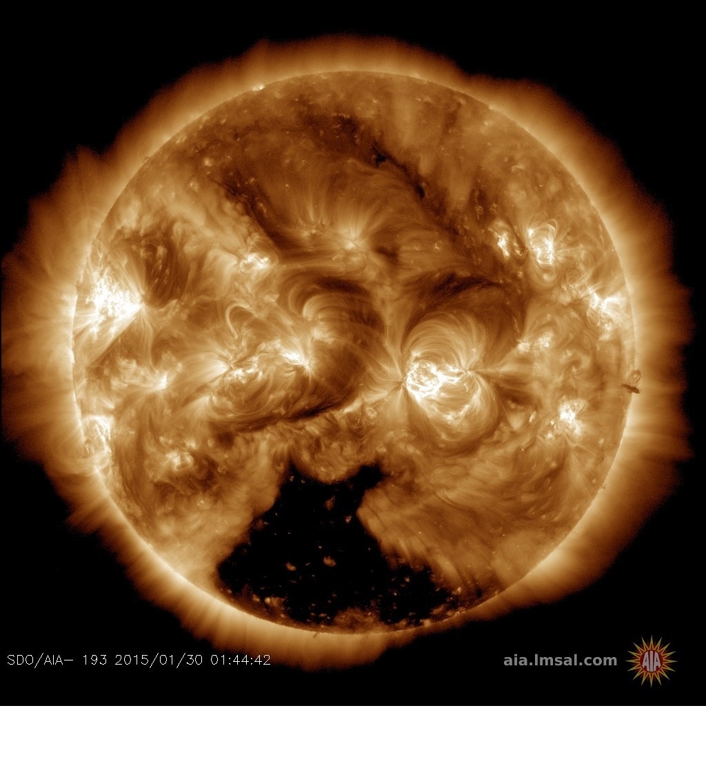 Vast Coronal Holes Are Observed In The Solar Disk Estudo E